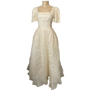 RAIMON BUNDO A Line Minimalist Square Neckline Silk Blend Wedding Dress Small